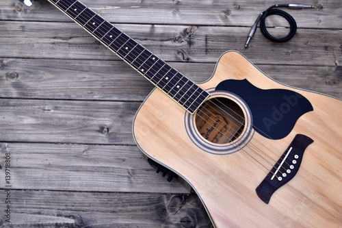 chitarra acustica su una base di legno