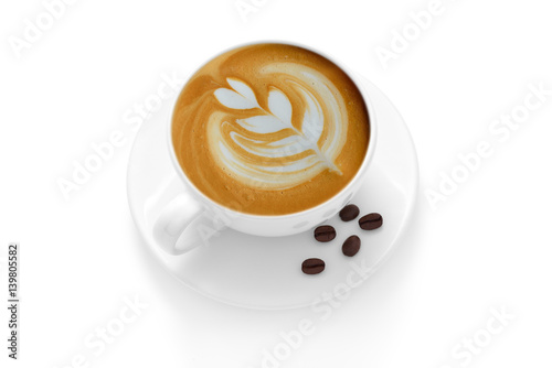 Filiżanki kawy latte i kawowe fasole odizolowywający na białym tle