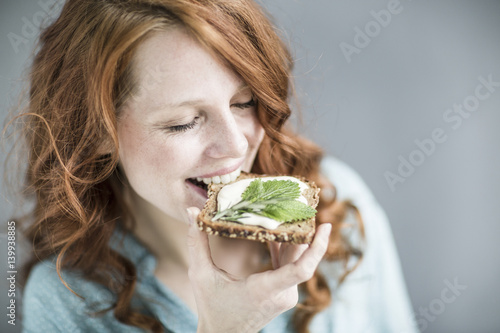 Frau beim Essen