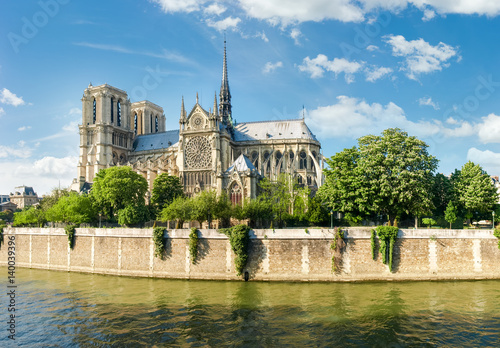 South facade of the Notre-Dame de Paris from Seine