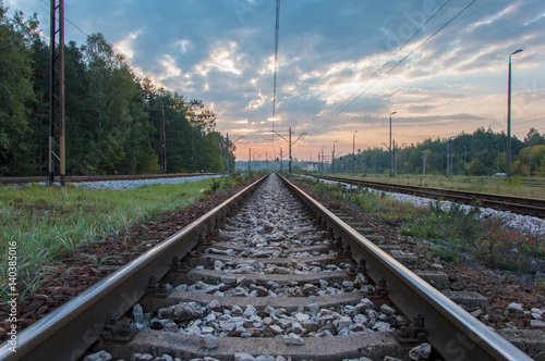 Tory kolejowe na tle wschodu słońca, Małogoszcz, Polska
