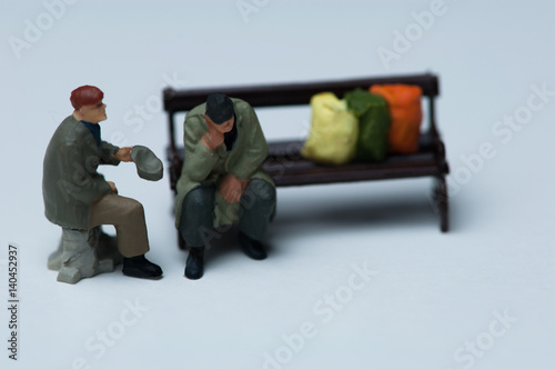 Männer sitzend, Armut