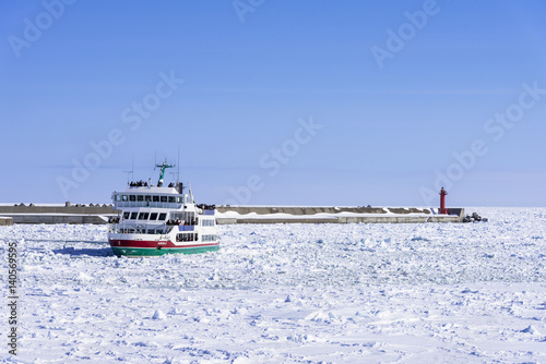 オホーツク海の流氷と砕氷船