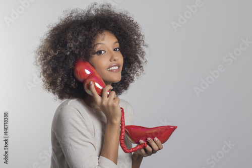 Bella mujer africana hablando por telefono