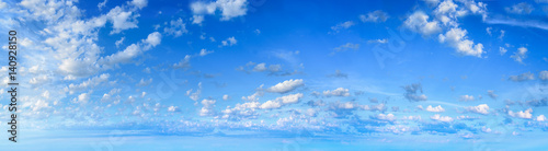 Panorama niebieskie niebo z chmurami