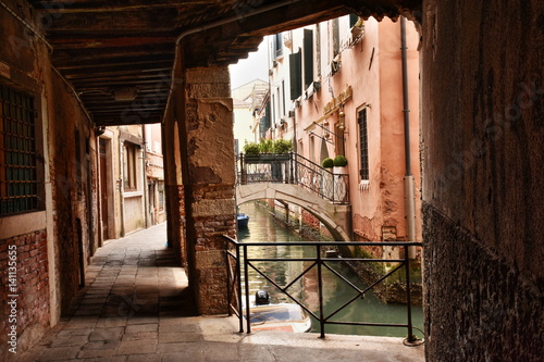 Tipica calle con canale venezia