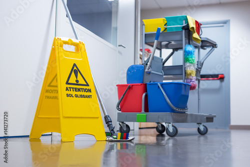 Chariot d'entretien dans un bureau et signalisation