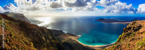 Wyspa Kanaryjska Lanzarote - zapierający dech w piersiach widok z Mirador del Rio