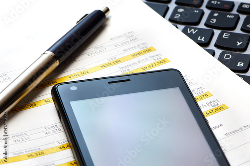 Smartphone, keyboard and financial calculations