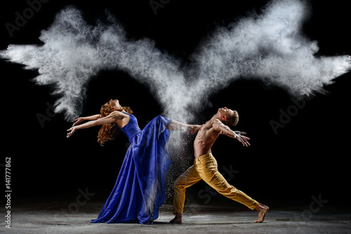 Dance duet with the powder mixtures in the dark.