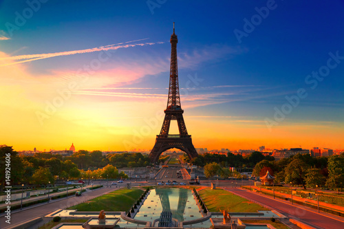 Wieża Eifla w Paryż przy wschodem słońca, Francja