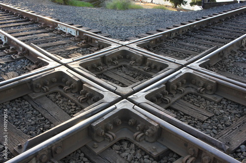 Perpendicular diamond train level junction
