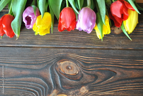Rustykalne tło z tulipanami