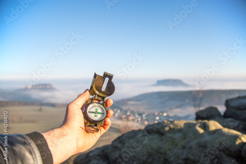 Ein Mann hält Kompas in der Hand