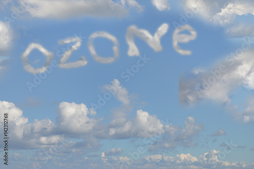 Ozone écrit avec des nuages