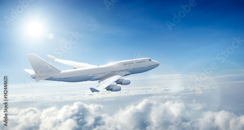 Samolot leci ponad chmurami