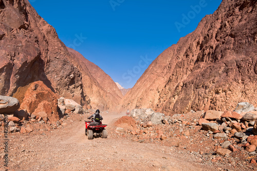 Wakacje w Egipcie. Wyprawa na quadach w kanionie na pustyni.