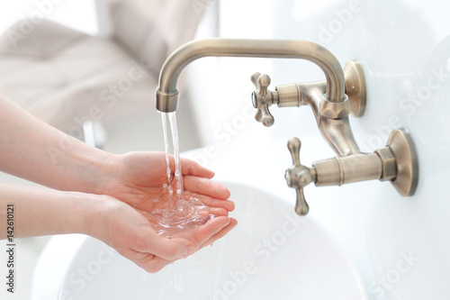 Mycie rąk. Kobieta płucze dłonie pod wodą