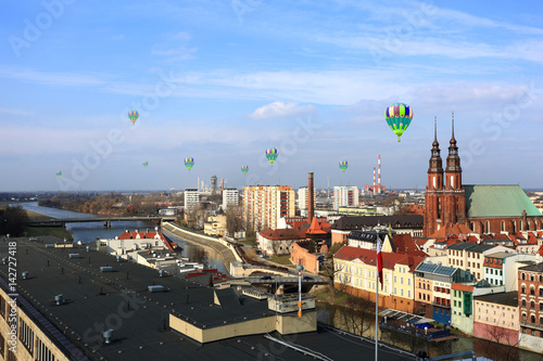 Lot balonów nad miastem Opole.