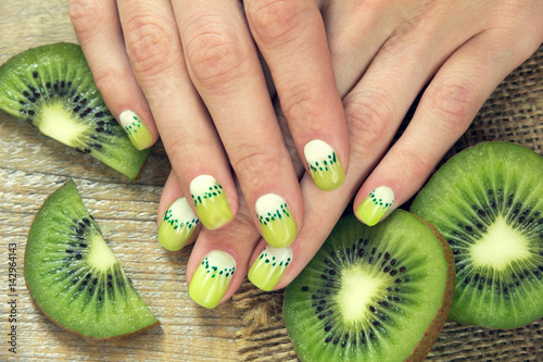 kiwi art manicure