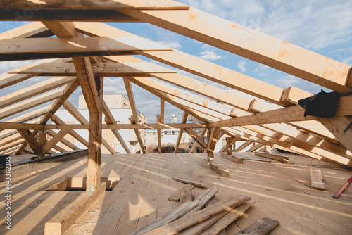 Construction details - framing installing the roof truss system