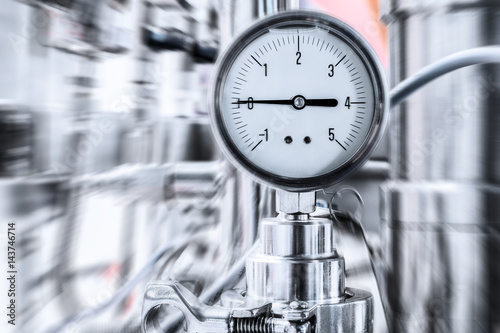 Mechanical manometer for hydraulic fluid, arrow indicates zero value.