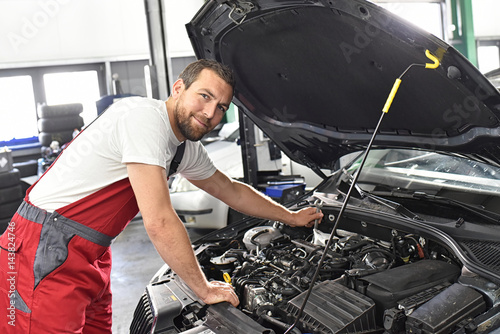 Automechaniker in einer Werkstatt