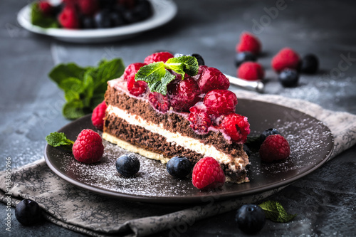 Stück kuchen auf dunkelem hintergrund