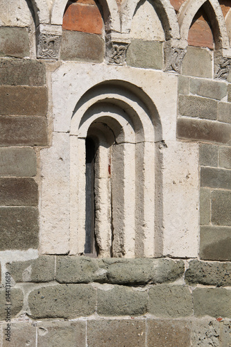 chiesetta romanica di San Pietro ad Albugnano; finestrella con strombo