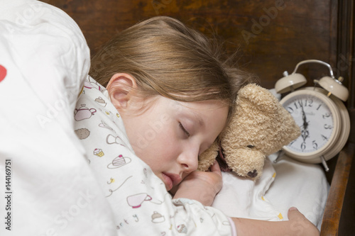 dziewczynka śpiąca w nocy z udzikiem