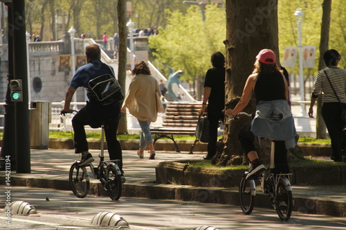 Ciclistas en un carril bici en la ciudad de Bilbao