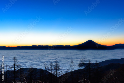 雲海に浮かぶ富士山と日の出 