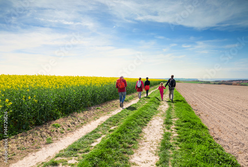 promenade en famille au printemps