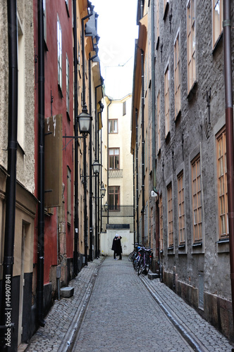 Stockholm, Szwecja - zakochana para w wąskiej ulicy starego Miasta.