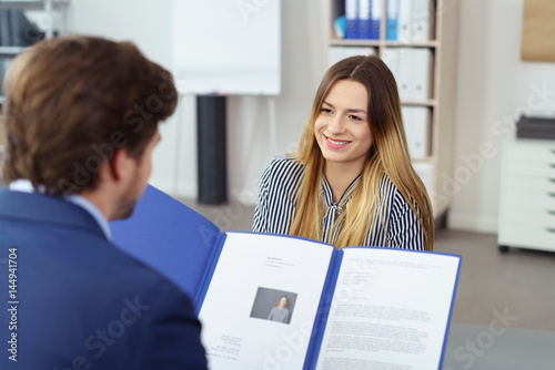 junge frau in einem bewerbungsgespräch