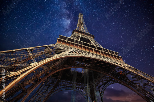 Wieża Eiffla w nocy w Paryżu, Francja