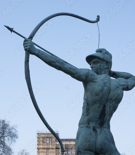 Bogenschützenstatue mit einem Ziel