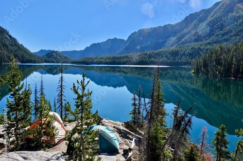 Namioty kempingowe w pobliżu jeziora w górach Cascade. Snow Lake w basenie Enchantment Lakes w pobliżu Leavenworth i Seattle. WA. USA.