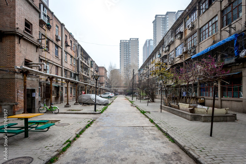 Une allée entre deux vieux immeubles de la ville de Xi'an et des buildings modernes en fond