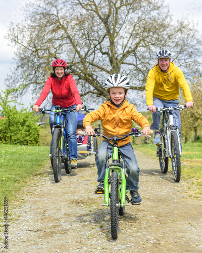 fröhliche Familientour mit E-Bike, Kinderwagen und Mountainbike