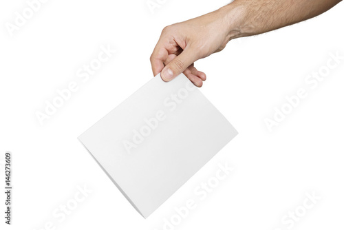 Ręka trzyma kartkę papieru