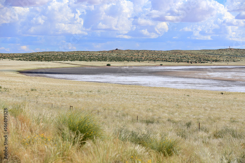 Wyschnięte słone jezioro na Pustyni Kalahari