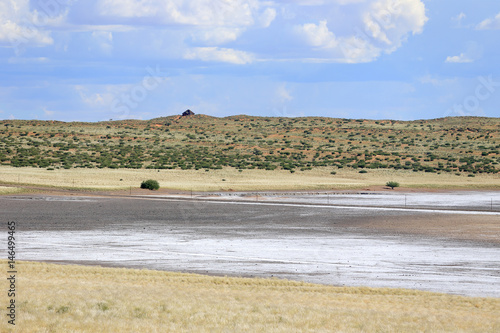 Słone jezioro na pustyni Kalahari