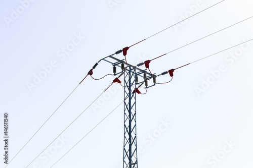 Torre de alta tensión transportando energía eléctrica