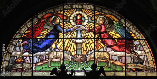 rappresentazione simbolica dell'Eucaristia con angeli; vetrata della chiesa di Santo Stefano; Milano