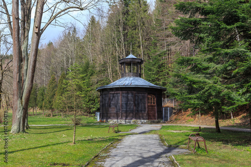 Drewniany budynek pijalni w Parku Słotwińskim. Jest to najstarsza pijalnia wody mineralnej w Krynicy Zdroju, z 1806 r. 