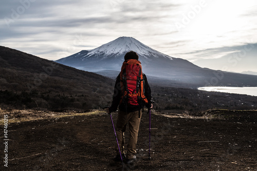 登山をする男性、ステッキ