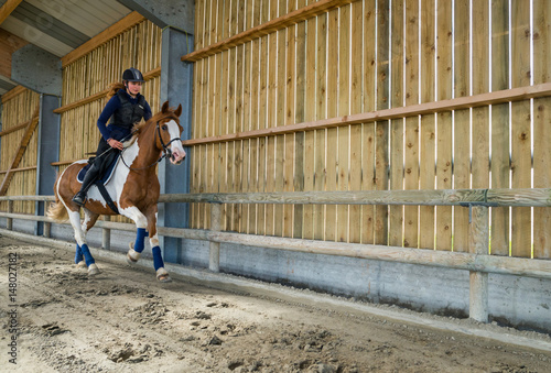 cavalière travaillant le départ au galop