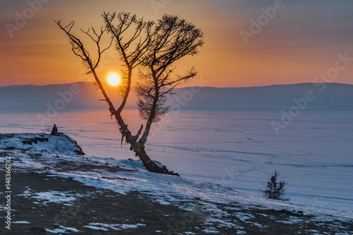 Zachód słońca nad jeziorem Bajkał, wyspa Olchon, Syberia, Rosja