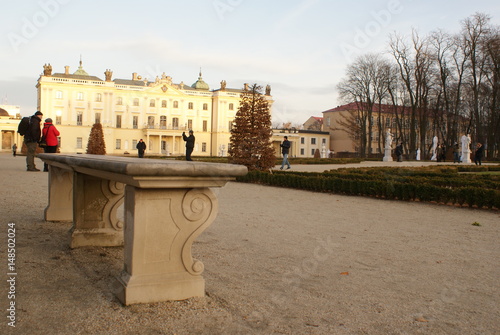 jesienny park pałacowy z murowaną ławką